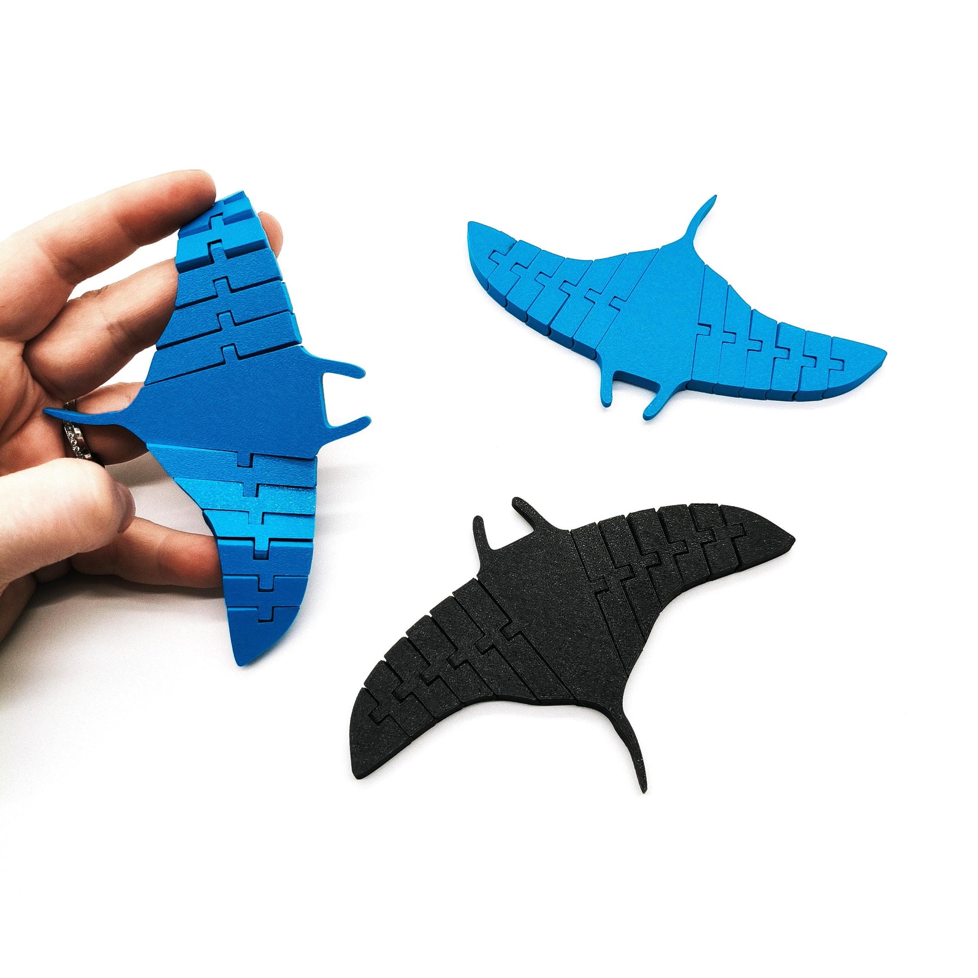 Articulated Manta Ray – Relaxing Fidget Toy for Stress Relief – Satisfying Sensory Toy for Adults – Unique Gift & Desk Decoration