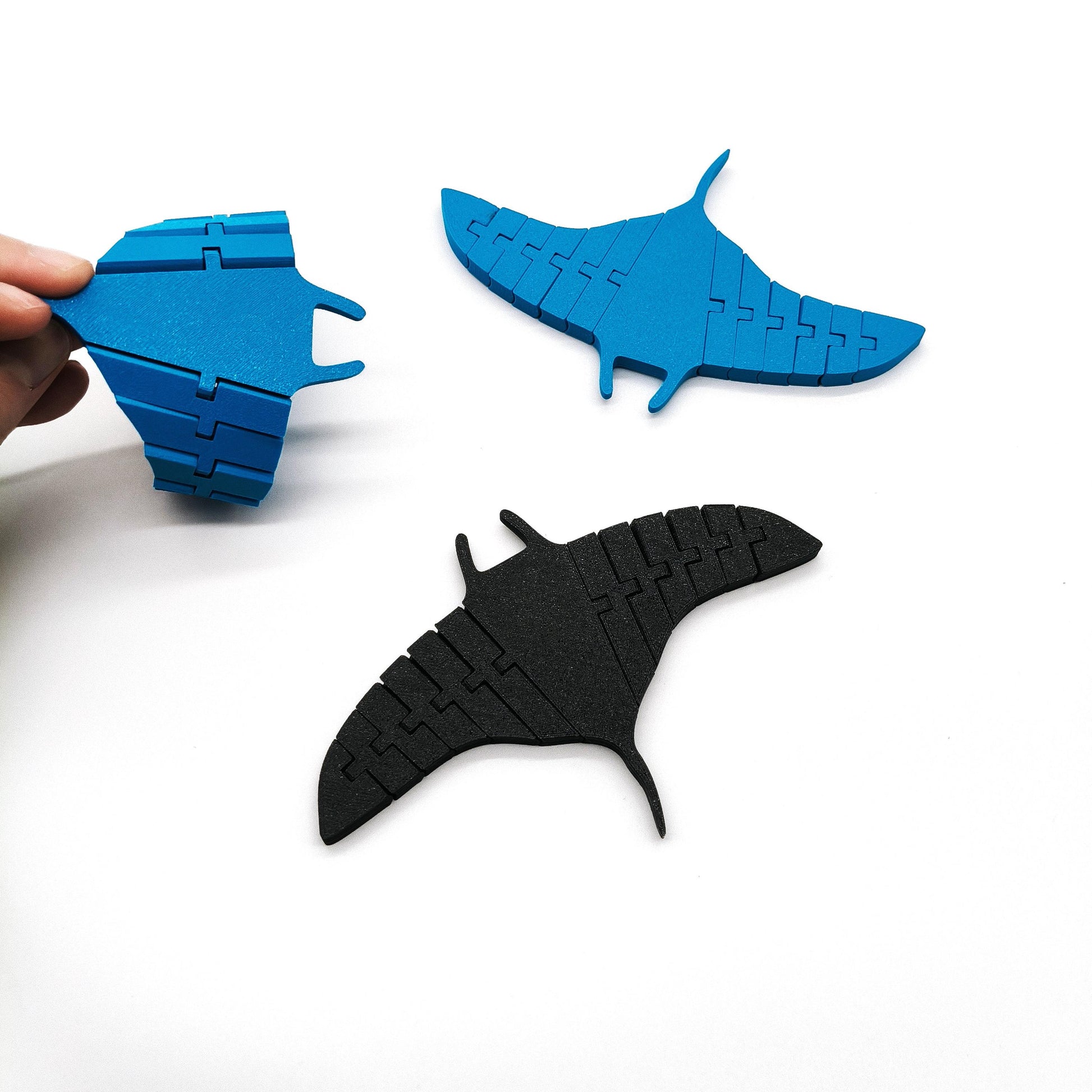 Articulated Manta Ray – Relaxing Fidget Toy for Stress Relief – Satisfying Sensory Toy for Adults – Unique Gift & Desk Decoration